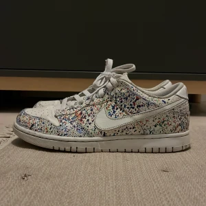 Nike dunk low  - Tja! Säljer dessa sjukt snygga dunks som också är coustumizade! Skorna är i bra skick. Hoppas du vill köpa