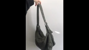 Handväska - Olivgrön liten handväska. Ärvd för länge sen men knappt använd, så i rätt fint skick.