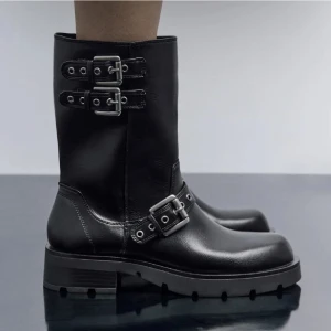 Biker boots - Biker boots från zara. Byter helst men kan sälja annars. Dm för egna bilder. 