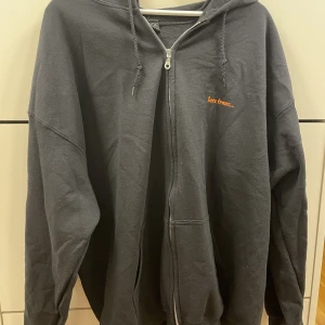Svart Munkjacka - Fin svart Oversized munkjacka från urban outfiters i superbra skick. 