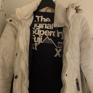 Skidjacka  - Säljer min skidjacka/vinterjackan från super dry. Perfekt för dig som vill ha en varm och snygg skidjacka som formar sig efter kroppen den kommande skidsäsongen. Skriv ifall ni har några frågor!💗
