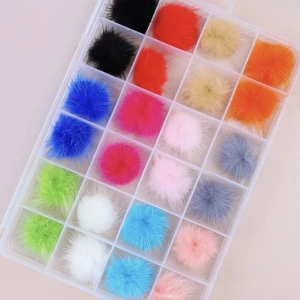 dekorationer till naglar - pompoms 