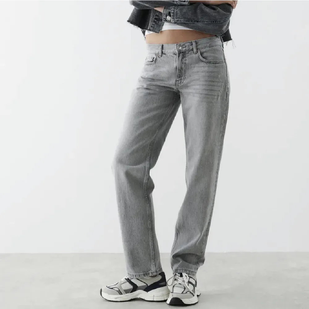 Säljer dessa helt nya low waist jeans ifrån Gina, säljer då de e för långa på mig som är 1.50. Endast testade. Köpt för 500❤️‍🔥. Jeans & Byxor.