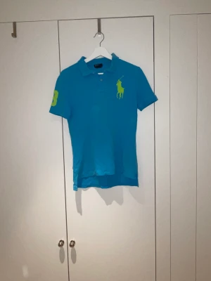 Ralph luren pike - En listen blekningsfläck som knappt syn men annars bra skick hör av er för fler bilder eller om ni har några frågor 