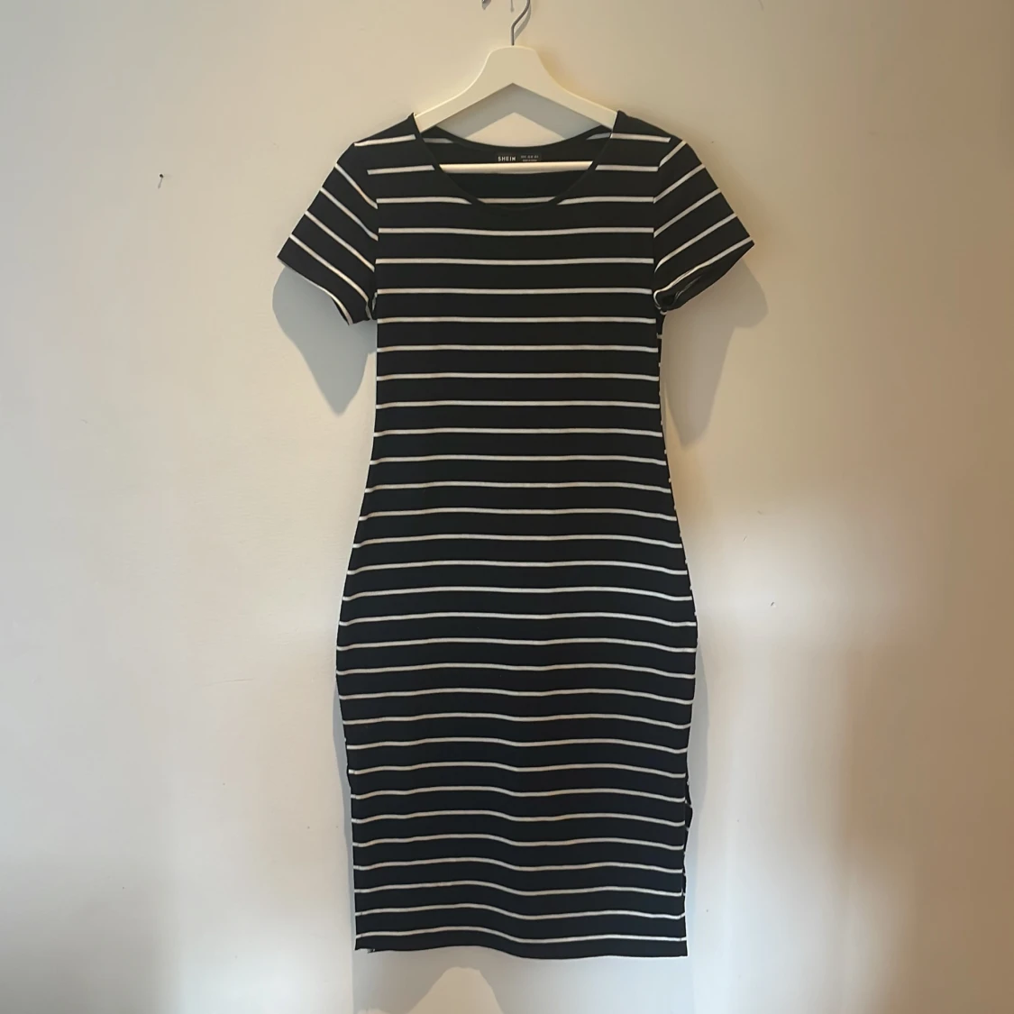 Trikåklänning svart/vit m slits - 90