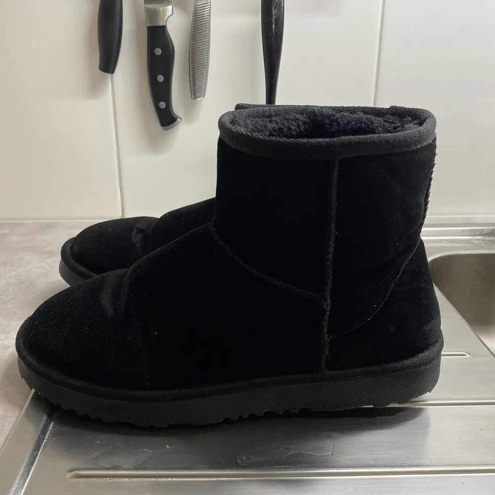 Mysiga, fina, uggs-liknande skor köpta från Nelly. Använda 1 vinter och inte trasiga eller liknande men tecken på användning som bilderna visar. Sköna och varma!. Skor.