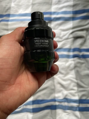 Spicebomb nightvision - Säljer nu min spicebomb nightvision som inte används längre, de är en höst och vinterdoft alltså är de lite mörkare toner. Från början va det 50ml, uppskattningsvis är runt 40ml kvar! Nypris runt 750kr, mitt pris 375! Tveka inte för att ställa frågor!