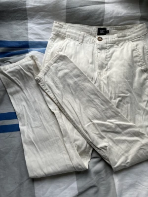 Linnebyxor - Säljer nu mina linneaktiga byxor, de är lite tjockare än linnebyxor men ungefär samma matrial. De sitter typ som regular fit byxor! De är från lager 157. Va inte rädda för att ställa frågor! Kolla gärna resten av min profil, håller på och garderobränsa!