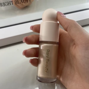 Rare beauty highlighter - Super fin highlighter som är endast testad 1 gång då jag drars till mina andra highlighters mer än denna☺️Bara använd 1 gång och är i färgen enlighten🌟Pris på sephora: 489 kr