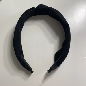 Svart diadem - Säljer detta väldigt snygga diademet har använt 3-4 gånger. Älskar detta diadem men har så många kanske säljer mer av dem i framtiden!😍