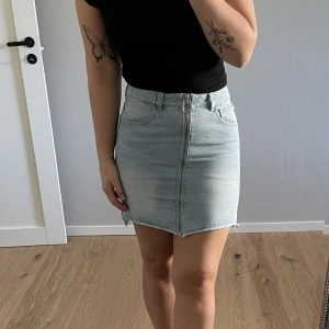 Jeanskjol - Kjol från bik bok. Inköpt förra året och använd ett par gånger. Mid-waist.