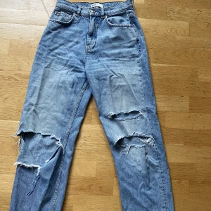 Jeans - Jeans från Gina Tricot med hål