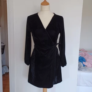 Velour omlottklänning - Svart velour omlottklänning/wrap dress. Fint skick. Passar XS-S.