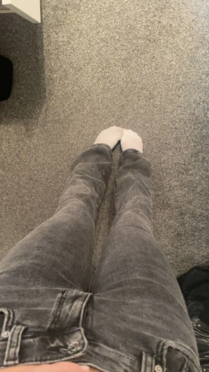 Jeans  - Lågmidjade jeans från Gina med ett litet hår i sälen på låret som syns på bild 2