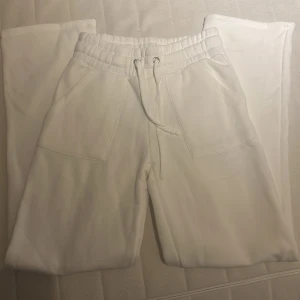 Mjukisbyxor - Detta är vita lager 157 mjukisbyxor, i storlek xs. Endast använda 1 gång 