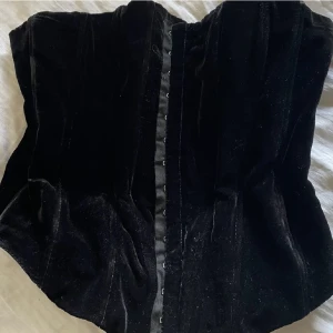 Korsrtt - Svart sammet korsett