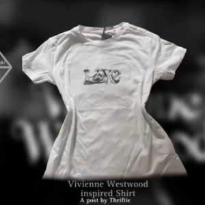 T-shirt  - (Lånad bild) köpte tröjan här på plick men gillade inte hur den såg ut på mig.