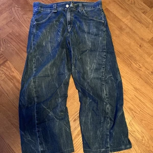Levis Jeans - Sjukt snygga Levis jeans, de är rätt baggy och vintage. Finns inga storleksmått men skulle säga att de är 31/32 ungefär. Som M! De är uppsydda en bit men kan bli längre om man vill. Riktigt snygga! Kan gå ner i pris vid snabb affär.