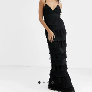 långklänning - Söker denna klänning från asos i stl xs/ s!! skriv till mig om ni har att sälja🥲😍