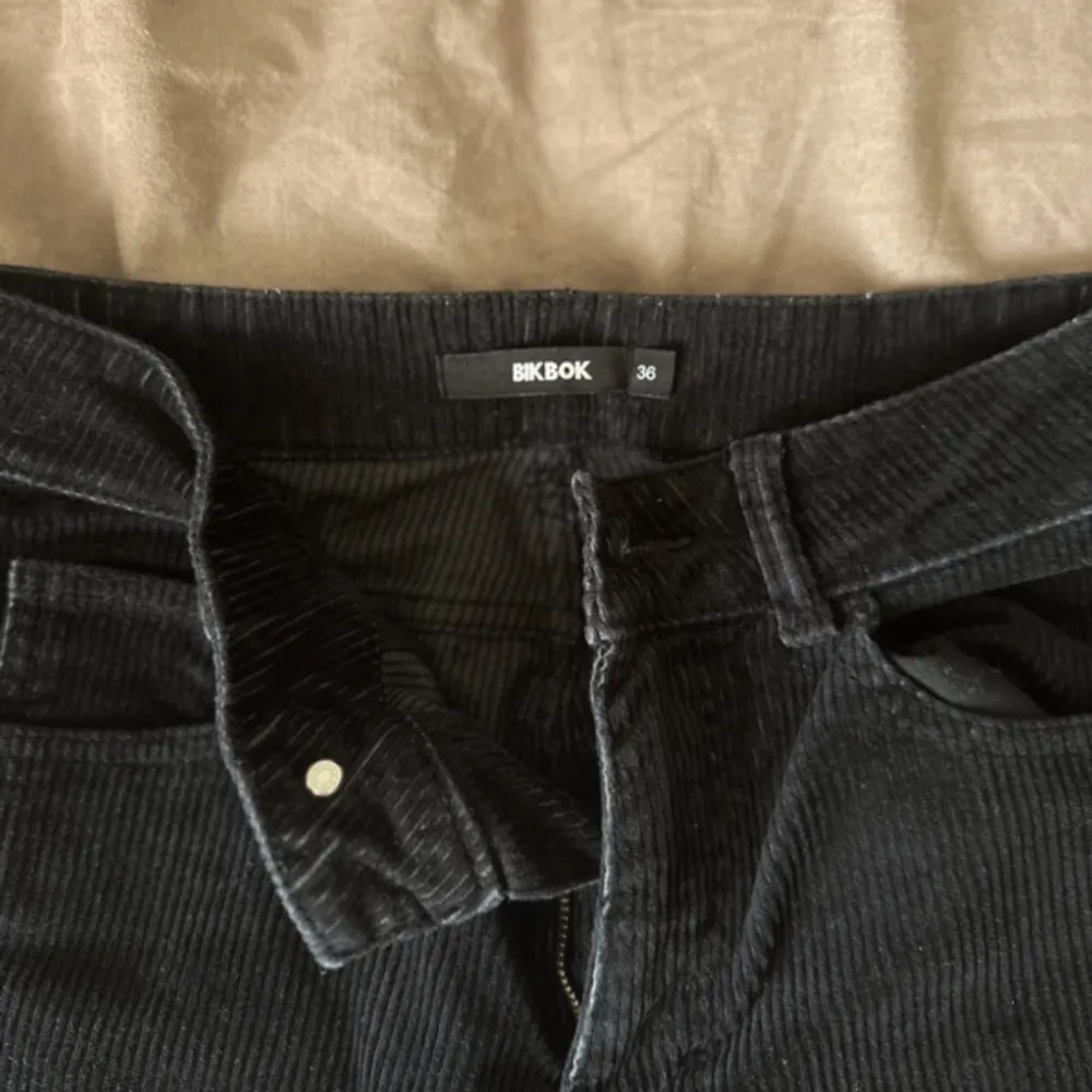 Svarta manchesterbyxor från Bik Bok. Storlek 36/s. Supersköna och mjuka! . Jeans & Byxor.