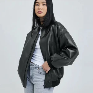 Bomberjacka  - Bomberjacka i skinnimitation från BikBok, knappt använd! Nypris 899kr ❤️‍🔥