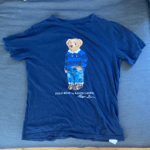 Ralph lauren t-shirt  - Det är en t-shirt i bra skick med polo bear på