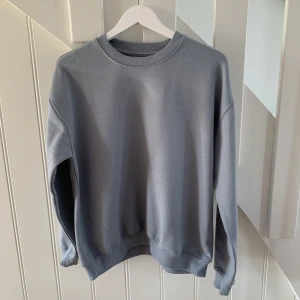Sweatshirt  - Ljusblå sweatshirt från lager 157 som aldrig har använts, storlek M🤍 Pris kan diskuteras 