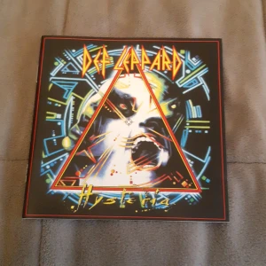 Def leppard cd - Tyvärr ingår ingen skiva:( men den lilla cd boken och fordralet inkluderas. Fungerar att förvara alla möjliga cd skivor i! Lite små repor. Fin som dekoration!