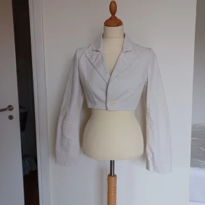 Croppad kavaj - Croppad kavaj från Day Birger et Mikkelsen. Lite smutsig på kragen men går nog att tvätta bort.