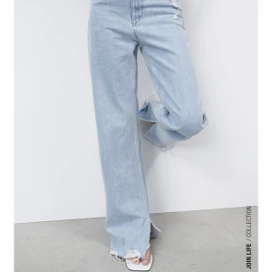 Zara jeans med slits - Säljer mina zara jeans då de är för långa för mig💕