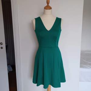 Grön v-ringad klänning. Väldigt fint skick, endast använd ett fåtal gånger.