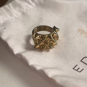  säljer min edblad ring med nitar i guld, storlek 16  - sällan använd så i bra skick 💕💕 köp via köp nu!