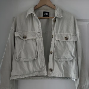 Zara jacka - Superfin jacka från zara i en jättefin ljusgrön färg (förekommer inte på bilden, mer piggelinfärg irl), den har en liten fläck på ryggen men de går säkert bort i tvätten! 