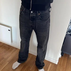 Levis jeans  - Väl använda jeans, men fortfarande i bra skick, det är modellen 501 straight. Skriv vid intresse eller frågor har en litet slitage längst ner på byxan.🫶🏻