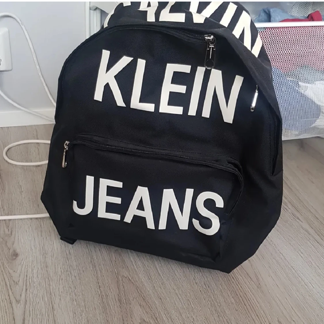 Söker Calvin Klein väska