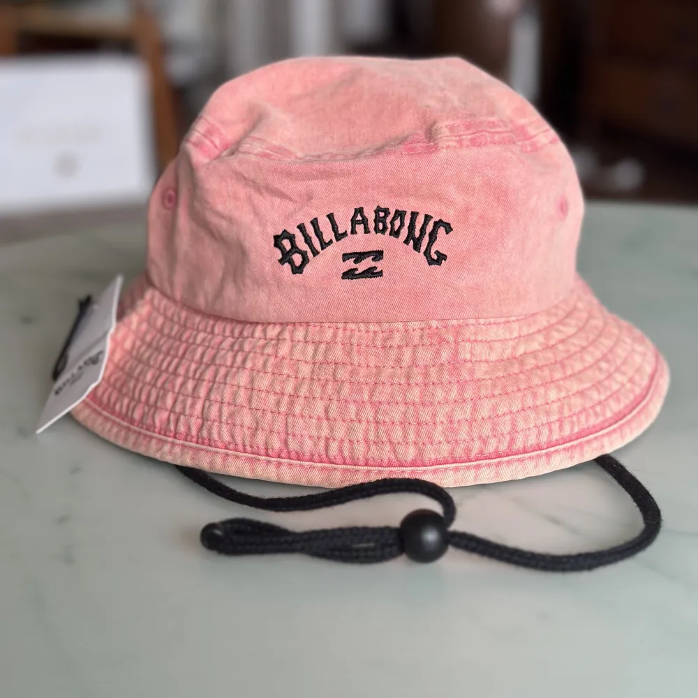 Bucket hat from Billabong, new with tag still on. . Övrigt.