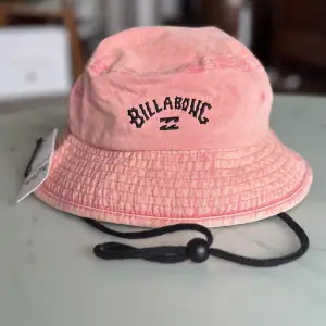 Bucket hat from Billabong, new with tag still on. 