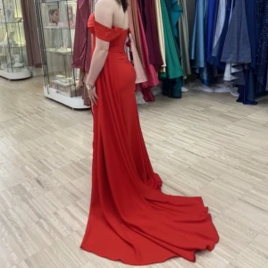 Balklänning - Skit snygg balklänning köpt för 3000 på Proms and Weddings i Malmö kommer tyvärr inte komma till användning mer 