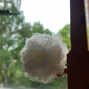 Blommigt hårspänne - Hårspänne med blomma på. Perfekt nu till skolavslutningen och sommaren!