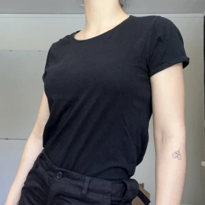 T-shirt stretchig - Basic, lätt tisha. Använd, men inga skönhetsfel. Standardpassform.