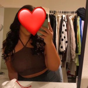 BRUNT LINNE - Ett snyggt brunt linne från Nelly.com. Använd en utekväll alltså är den som ny. Strl S/M beroende hur tajt man vill den ska sitta 🤎