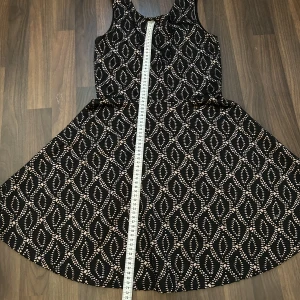 Klänning  - Fick inte med måttet på sista bilden. Aldrig använd då den är förstor! Hör av dig för mer information! 🩷🫶🏻