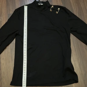 Tröja - Helt oanvänd, lappen kvar. Har dock två fläckar men jag tror dom går bort i tvätten! Hör av dig för mer information! 🩷🫶🏻