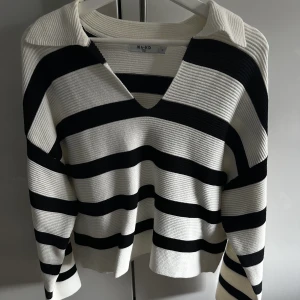 Stickad tröja - En snygg V-ringad stickad tröja. Tunn och fräsch till sommarn. Använd 2 gånger!
