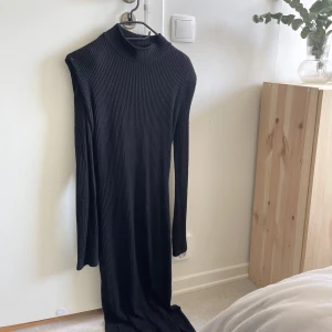 Klänninh - Klänning från ginatricot. Köptes för 499kr säljes för 249kr. Använd 1 gång