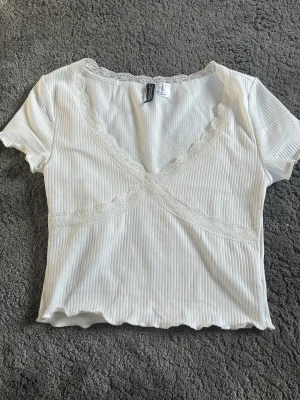 Vit sommarströja - Superfin, v-ringad sommarströja med spetts. Den är o nyskick men kommer inte till användning för mig🪩💕