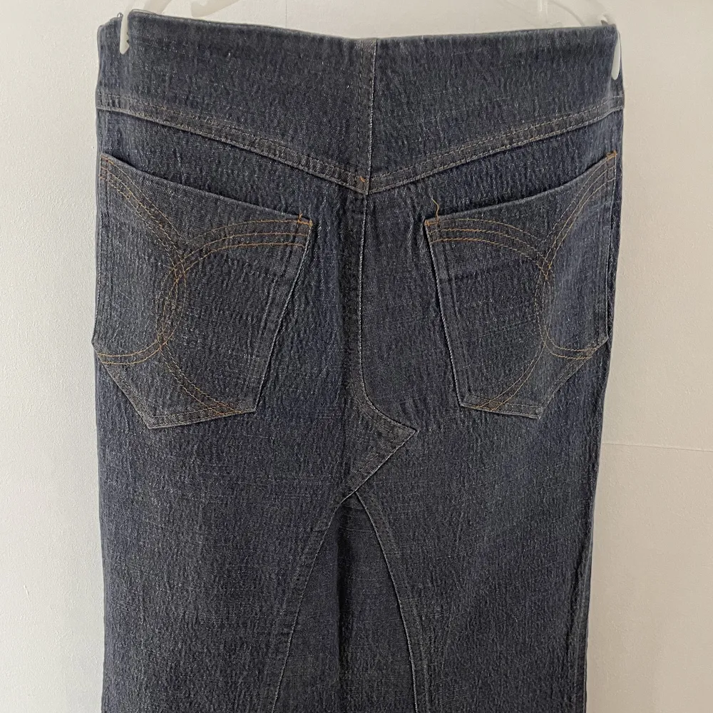 Väldigt snygg jeans kjol. Älskar att materialet är stretchigt och det gör att det sitter perfekt runt höfterna och midjan. Skriv gärna om ni har frågor ✨. Kjolar.