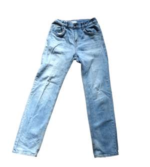 Ett par blå snygga jeans perfekta till sommaren. De är straight fit o storlek 158. Pris: 199 kr
