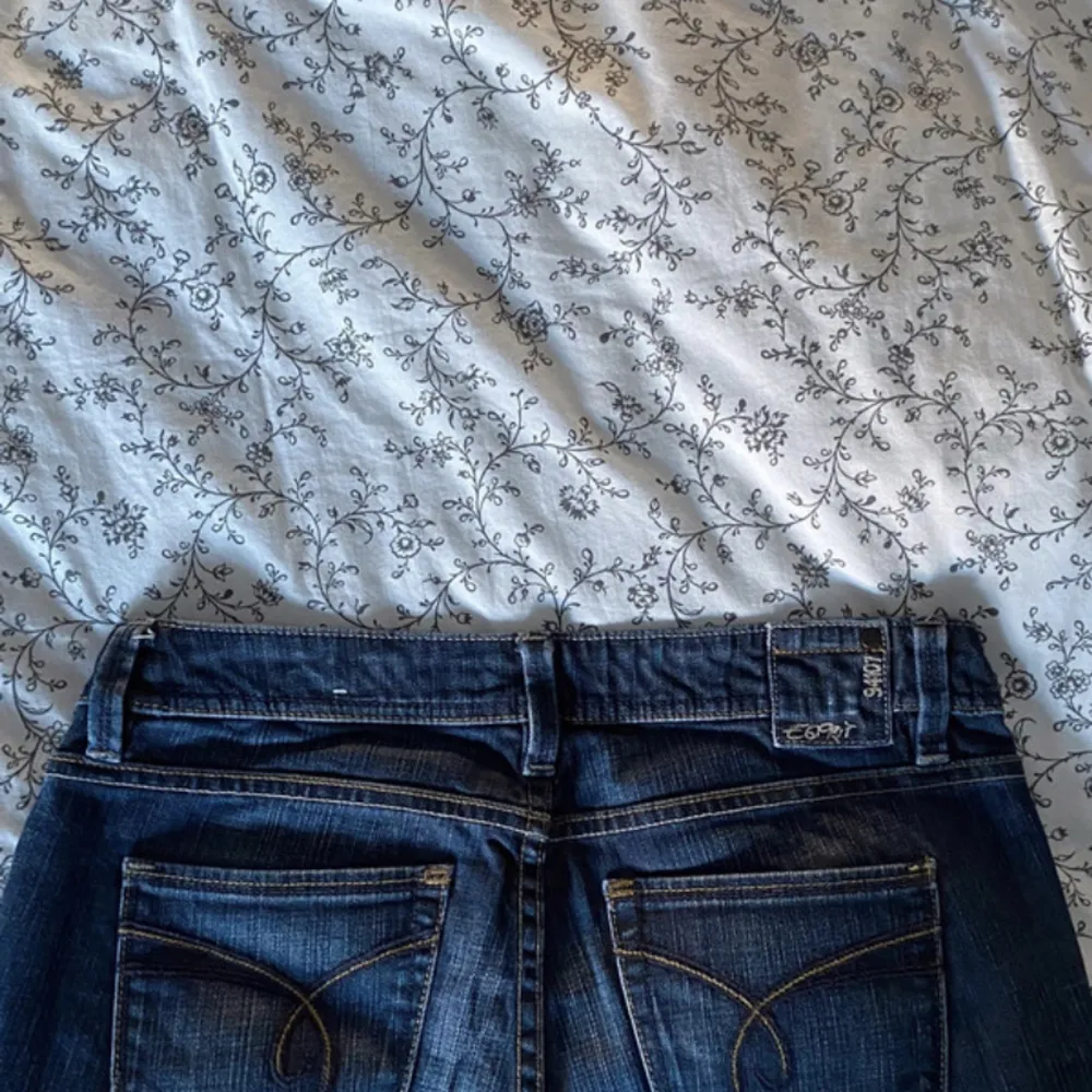 Lågmidjade utsvängda mörkblå jeans. Storlek M/S. Men skulle mer säga M.  34/27. Jeans & Byxor.