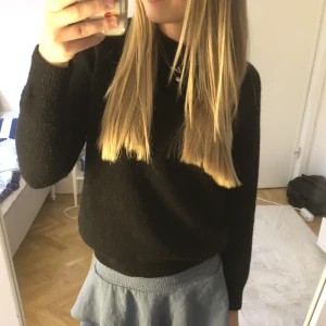 Svart Stickad Tröja - En jätte skön stickad tröja från Zara, Sitter jätte skönt och är super fin på💗